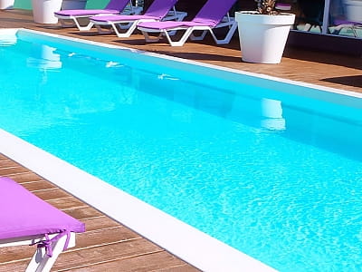відкритий басейн в пляжному комплексі із басейнами Sungrilla Secret Beach в Києві