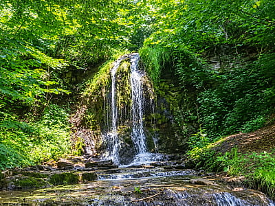 Возилівський водоспад — каскад мальовничих водограїв у Дністровському каньйоні. Як дістатися, що подивитися та чим зайнятися біля водоспаду.