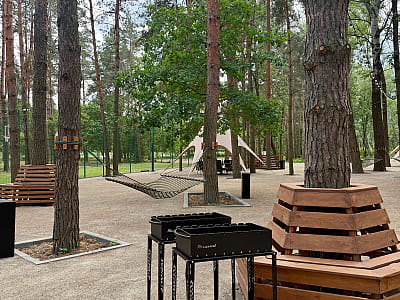 WOOD HILLS — сучасний парк активного відпочинку неподалік Києва, розташований у Вишгородському районі серед мальовничого соснового лісу.