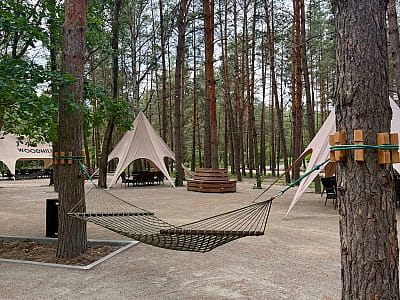 WOOD HILLS — сучасний парк розваг біля Києва з батутами, тюбінгом, басейнами, сітковим парком, альтанками та активним відпочинком серед сосен.