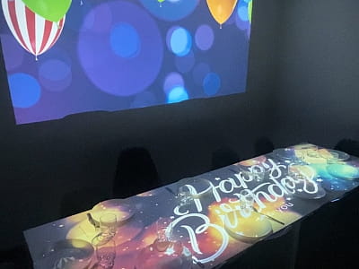 KOLO PLAYGROUND — сучасний інтерактивний простір у Києві, де звичайний відпочинок перетворюється на активну гру з технологіями, світлом і звуком.