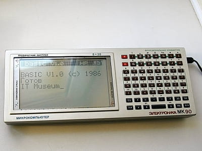 експозиція в Software & Computer Museum у Харкові розповідає історію комп’ютерів і програмного забезпечення. Ретро-ПК, консолі, гаджети та робот Jibo.