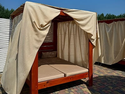 бунгало біля басейна в заміському комплексі Zanzibar.Rivne у селі Корчин Рівненської області