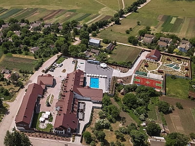 Boremel Hills у Боремелі — заміський комплекс із готелем, SPA-центром, басейнами, банями, чанами, рестораном і караоке для відпочинку та святкувань.