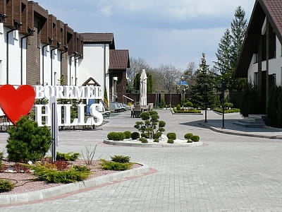 Boremel Hills у Боремелі — заміський комплекс із готелем, SPA-центром, басейнами, банями, чанами, рестораном і караоке для відпочинку та святкувань.