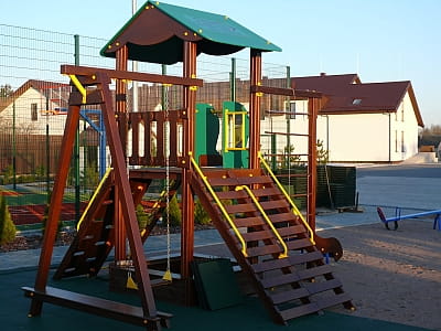 дитячий майданчик в заміському відпочинково-розважальному комплексі Boremel Hills у селі Боремель Рівненської області, неподалік Хрінницького водосховища.