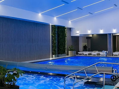 джакузі і басейн у SPA-центрі в заміському відпочинково-розважальному комплексі Boremel Hills у селі Боремель Рівненської області, неподалік Хрінницького водосховища.