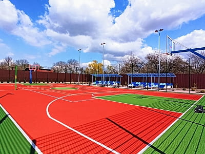 спортивний майданчик для гри в теніс, волейбол, баскетбол в заміському відпочинково-розважальному комплексі Boremel Hills у селі Боремель Рівненської області, неподалік Хрінницького водосховища.
