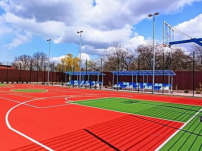 спортивний майданчик для гри в теніс, волейбол, баскетбол в заміському відпочинково-розважальному комплексі Boremel Hills у селі Боремель Рівненської області, неподалік Хрінницького водосховища.