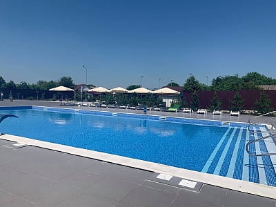 літній відкритий басейн в заміському відпочинково-розважальному комплексі Boremel Hills у селі Боремель Рівненської області, неподалік Хрінницького водосховища.