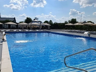 літній відкритий басейн в заміському відпочинково-розважальному комплексі Boremel Hills у селі Боремель Рівненської області, неподалік Хрінницького водосховища.