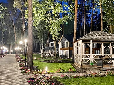 Dacha у Сокирні — заміський відпочинок біля Дніпра: котеджі, басейн, ресторан, чан, водні розваги, квадроцикли та простір для свят.