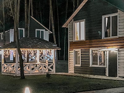 Dacha у Сокирні — заміський відпочинок біля Дніпра: котеджі, басейн, ресторан, чан, водні розваги, квадроцикли та простір для свят.