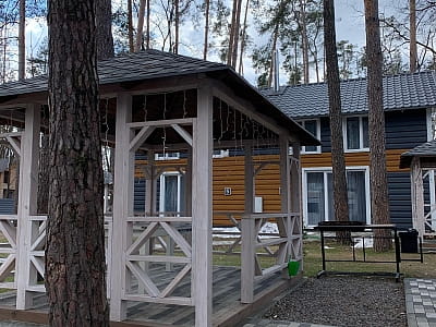 Dacha у Сокирні — заміський відпочинок біля Дніпра: котеджі, басейн, ресторан, чан, водні розваги, квадроцикли та простір для свят.