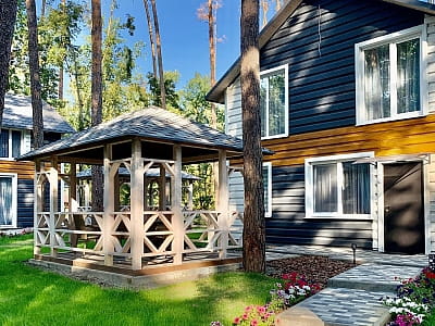 Dacha у Сокирні — заміський відпочинок біля Дніпра: котеджі, басейн, ресторан, чан, водні розваги, квадроцикли та простір для свят.