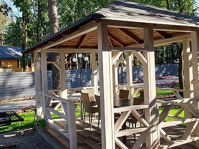 Dacha у Сокирні — заміський відпочинок біля Дніпра: котеджі, басейн, ресторан, чан, водні розваги, квадроцикли та простір для свят.