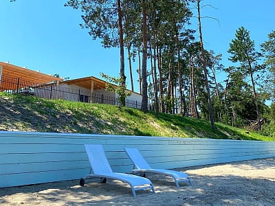 пляж на Дніпрі в заміському комплексі Dacha у селі Сокирна Черкаської області