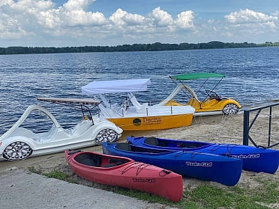катамарани, SUP-дошки, катери в заміському комплексі Dacha у селі Сокирна Черкаської області