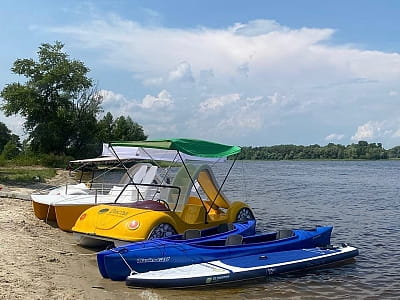 катамарани, SUP-дошки, катери в заміському комплексі Dacha у селі Сокирна Черкаської області
