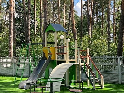 дитячий майданчик в заміському комплексі Dacha у селі Сокирна Черкаської області