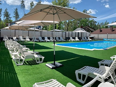 відкритий басейн з підігрівом в заміському комплексі Dacha у селі Сокирна Черкаської області