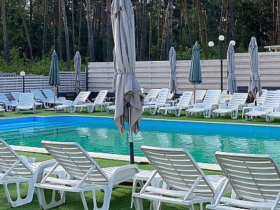 відкритий басейн з підігрівом в заміському комплексі Dacha у селі Сокирна Черкаської області
