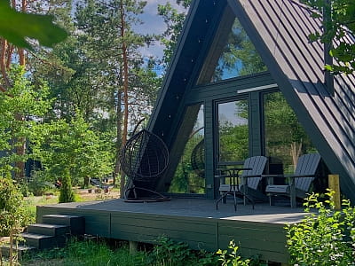 DALI SPACE у Коленцівському — відпочинок серед сосен біля озера та Тетерева, A-frame, шале й глемп, басейн, каяки, баня та чан.