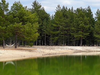озеро з риболовецькими вимостками в заміському комплексі DALI SPACE у селі Коленцівське Київської області