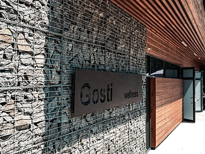 Gosti — заміський комплекс біля Луцька із рестораном, басейнами, банними котеджами, спортивними майданчиками та зонами для сімейного відпочинку й святкувань.