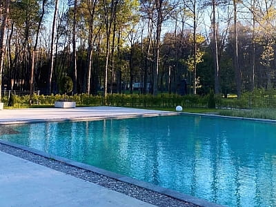 літній відкритий басейн в ресторанно-відпочинковому комплексі Gosti, розташованому серед соснового лісу приблизно за 10 км від Луцька, у селі Брище, вздовж траси Луцьк — Ковел