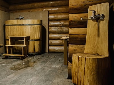 банний котедж в ресторанно-відпочинковому комплексі Gosti, розташованому серед соснового лісу приблизно за 10 км від Луцька, у селі Брище, вздовж траси Луцьк — Ковел
