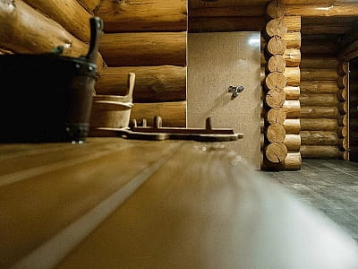 банний котедж в ресторанно-відпочинковому комплексі Gosti, розташованому серед соснового лісу приблизно за 10 км від Луцька, у селі Брище, вздовж траси Луцьк — Ковел