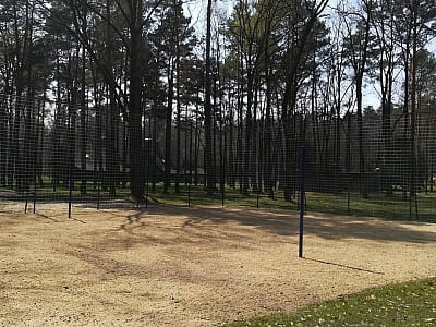 спортивний майданчик для гри в футбол і волейбол в ресторанно-відпочинковому комплексі Gosti, розташованому серед соснового лісу приблизно за 10 км від Луцька, у селі Брище, вздовж траси Луцьк — Ковел