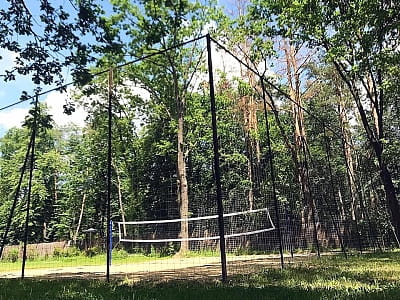 спортивний майданчик для гри в футбол і волейбол в ресторанно-відпочинковому комплексі Gosti, розташованому серед соснового лісу приблизно за 10 км від Луцька, у селі Брище, вздовж траси Луцьк — Ковел