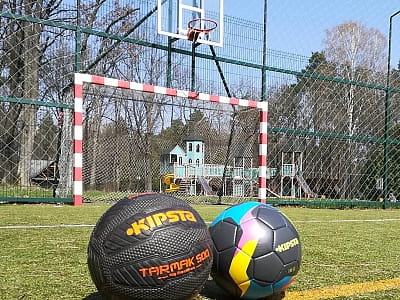 спортивний майданчик для гри в футбол і волейбол в ресторанно-відпочинковому комплексі Gosti, розташованому серед соснового лісу приблизно за 10 км від Луцька, у селі Брище, вздовж траси Луцьк — Ковел