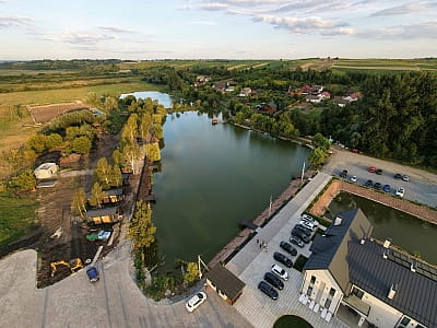 Заміський комплекс «Горинський» біля водойми: готель, еко-будиночки, басейни, спа, ресторан, дитячі розваги, риболовля та SUP-прогулянки.