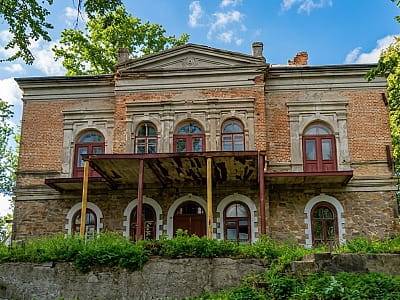 Маєток Когана у Вищеольчедаєві — садиба цукрозаводчика XIX століття з розкішною ліпниною, розписами, старим парком і сумною історією занепаду на Поділлі.