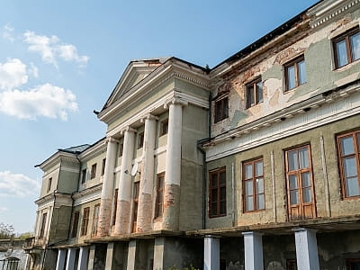 Палац Комарів у Мурованих Курилівцях на Вінниччині: історія магнатської резиденції, архітектура класицизму, старовинний парк, легенди та як доїхати.