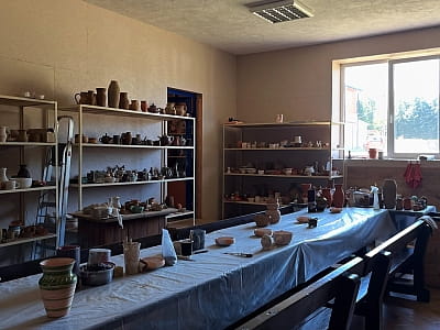 заняття з ліплення з натуральної глини в туристично-відпочинковому комплексі "Липова Долина" в селі Милошевичі біля Львова