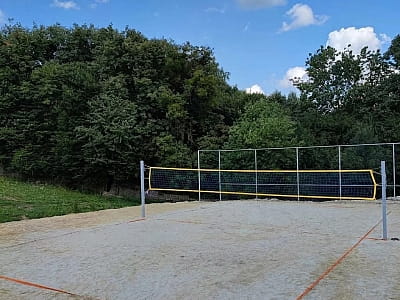 поле для гри в волейбол в туристично-відпочинковому комплексі "Липова Долина" в селі Милошевичі біля Львова