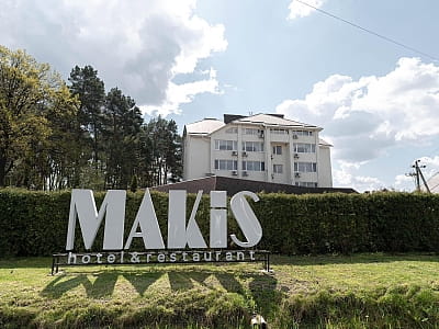 Makis — готельно-ресторанний комплекс біля Луцька з басейнами, SPA, падел-кортом, рестораном, готелем і банкетними залами серед лісу для відпочинку.