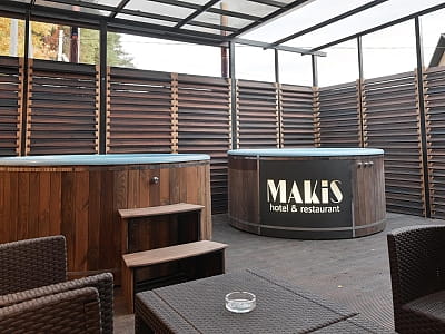 гарячий чан в готельно-ресторанному комплексі Makis неподалік від Луцька