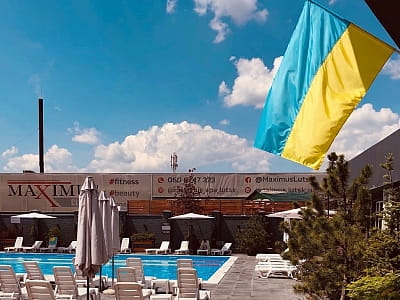 літній відкритий басейн в готельно-ресторанному комплексі Maximus на вулиці Електроапаратна у Луцьку