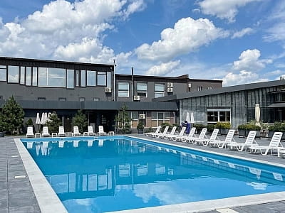 Maximus у Луцьку — готель із літнім басейном, рестораном, SPA-зонами, тренажерним залом і караоке. Відпочинок, оздоровлення та святкування подій.