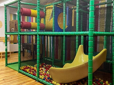 дитячий будинок «Bambini» з атракціонами, гойдалками, надувними батутами та гірками в центрі вільного часу «Панорама» на околиці Кременця