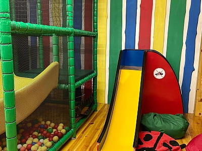 дитячий будинок «Bambini» з атракціонами, гойдалками, надувними батутами та гірками в центрі вільного часу «Панорама» на околиці Кременця