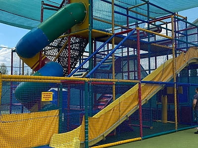 дитячий будинок «Bambini» з атракціонами, гойдалками, надувними батутами та гірками в центрі вільного часу «Панорама» на околиці Кременця