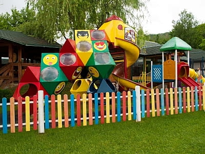дитячий будинок «Bambini» з атракціонами, гойдалками, надувними батутами та гірками в центрі вільного часу «Панорама» на околиці Кременця