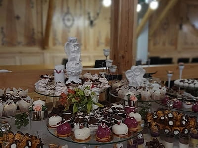 кенді-бар банкетної зали ресторану в заміському комплексі «Панорама» на околиці Кременця