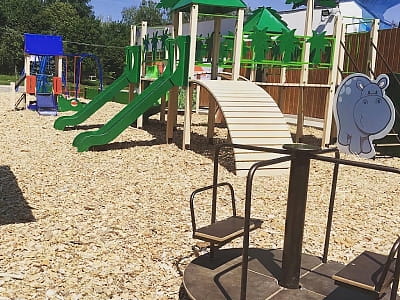 дитячий майданчик в комплексі сімейного відпочинку «Ротонда» в Центральному парку культури та відпочинку імені Лесі Українки в Луцьку